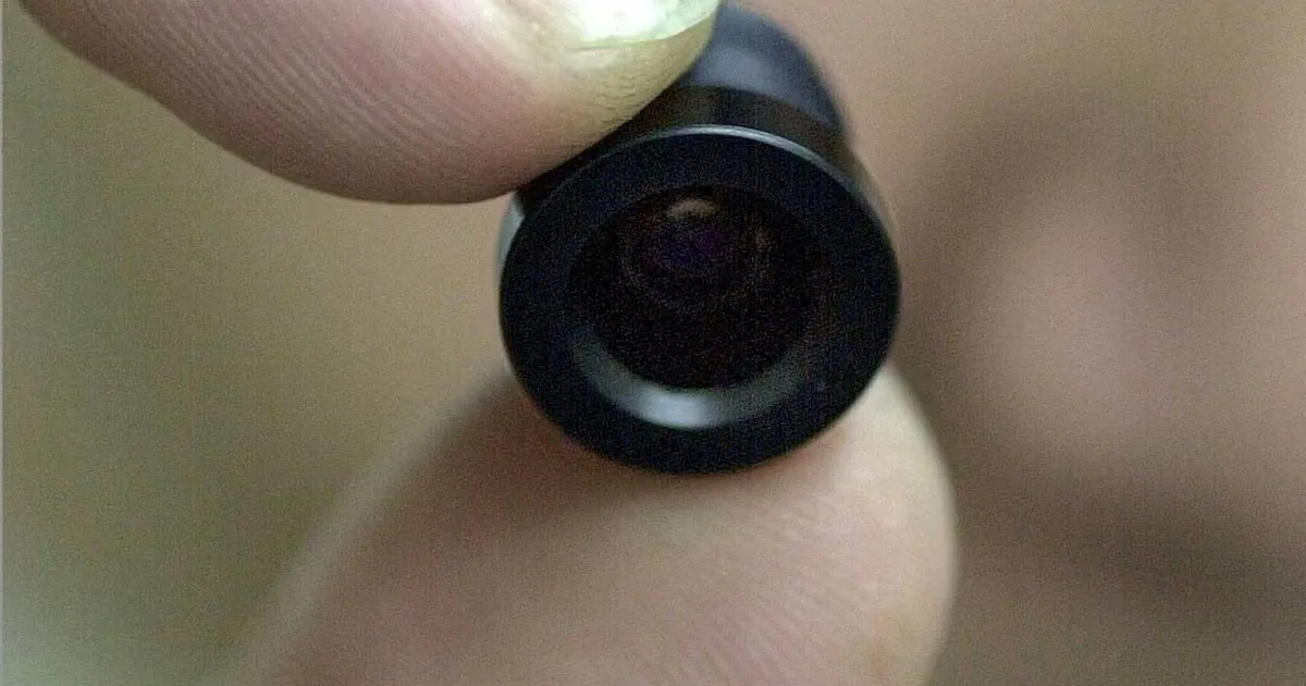 Versteckte Kameras in Ferienunterkünften aufspüren — ein praktischer Leitfaden für Gäste